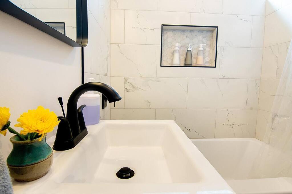 Beautiful 3 Bed 1 Bath Designer Home + Hot Tub Los Angeles Exterior foto